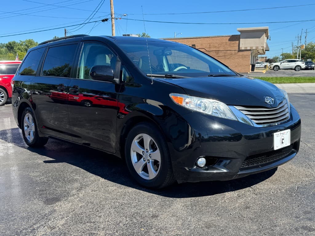 2012 Toyota Sienna XLE 7-Passenger Auto Access Seat - Image 4