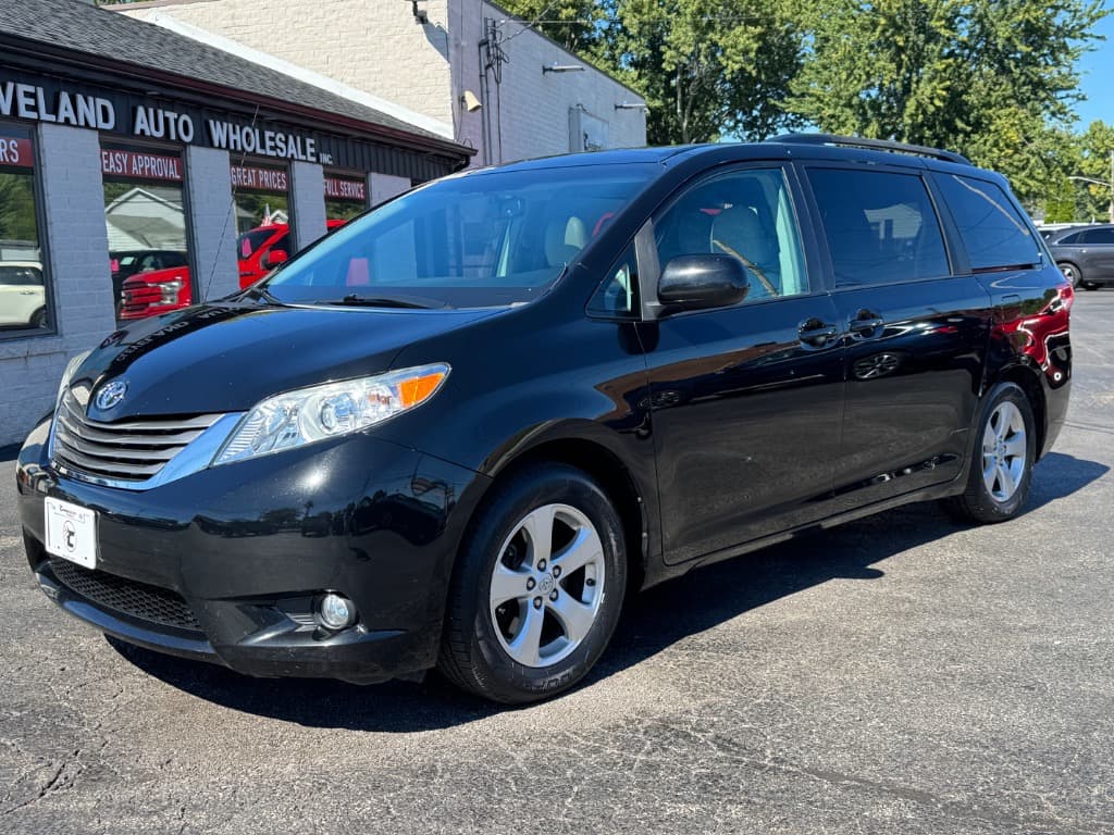 2012 Toyota Sienna XLE 7-Passenger Auto Access Seat - Main Image