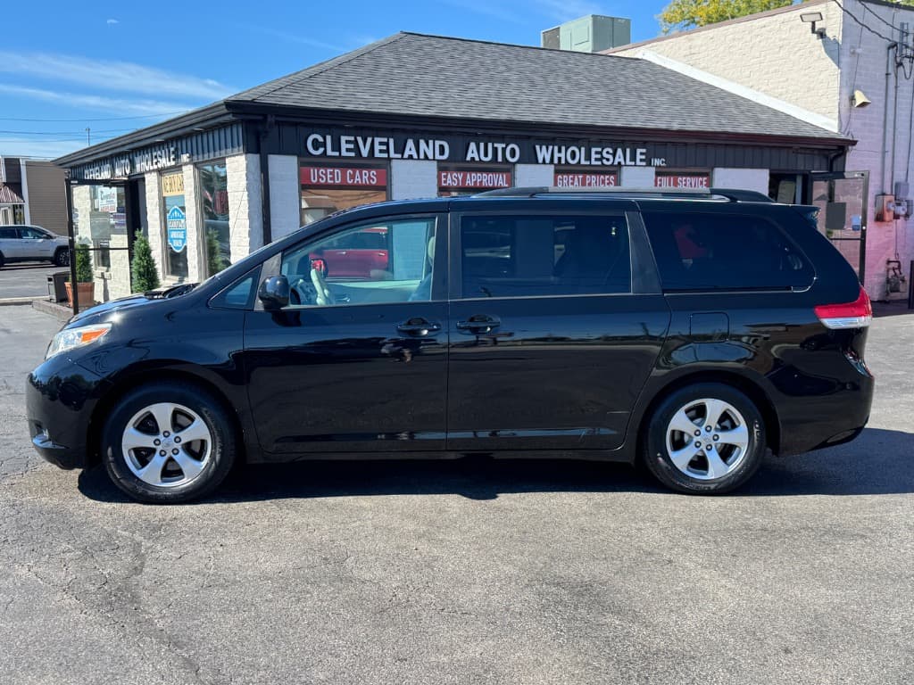 2012 Toyota Sienna XLE 7-Passenger Auto Access Seat - Image 2