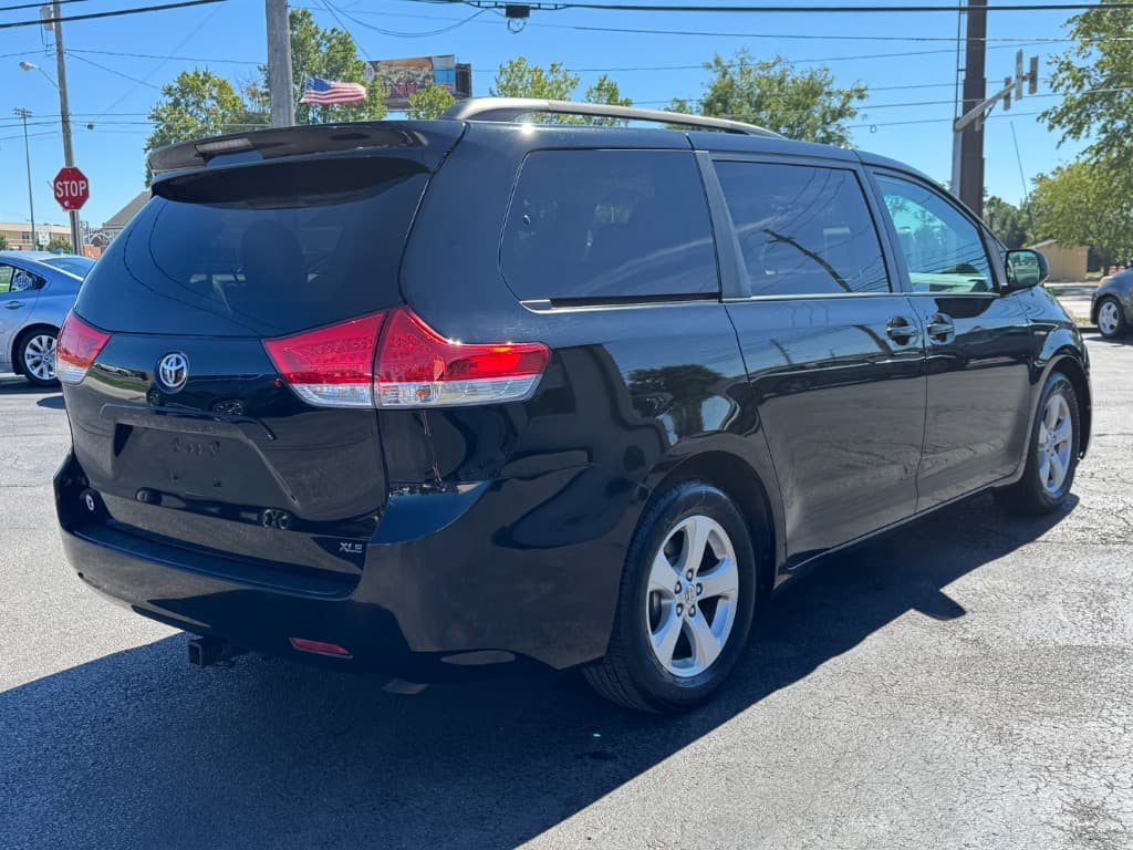 2012 Toyota Sienna XLE 7-Passenger Auto Access Seat - Image 5